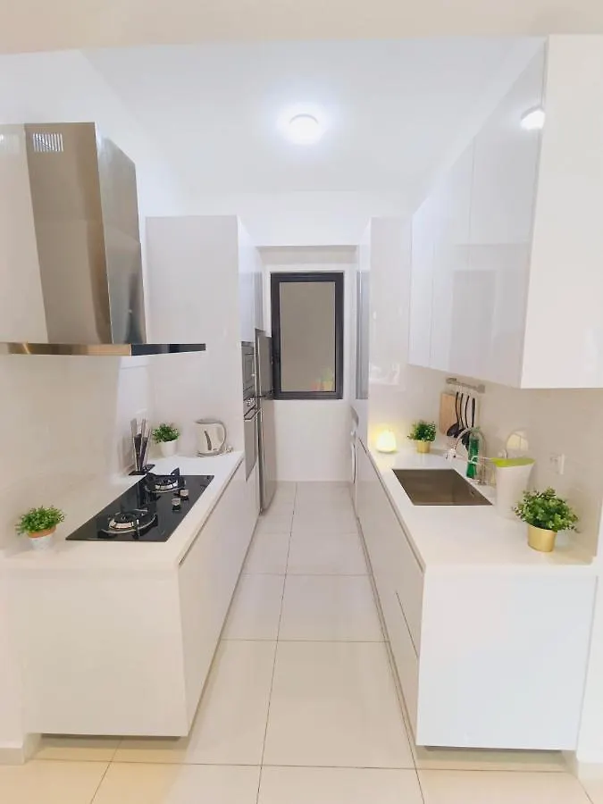 Rooftop Pool, Up To 8 Pax, 2 Bedrooms, 2 Bathrooms, 2 Car Parks By Star Home George Town Appartamento